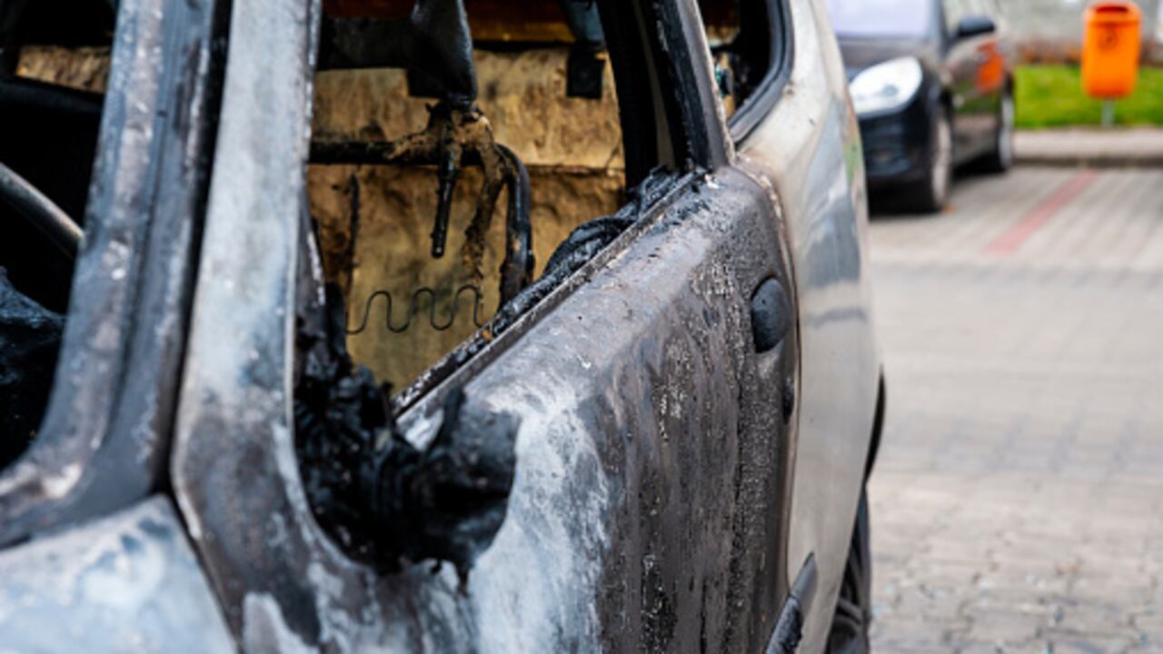 Lo que ha llamado la atención de los diferentes organismos que adelantan las investigaciones es que por este caso fue detenido un hombre que sería el hijo de la propietaria del vehículo.