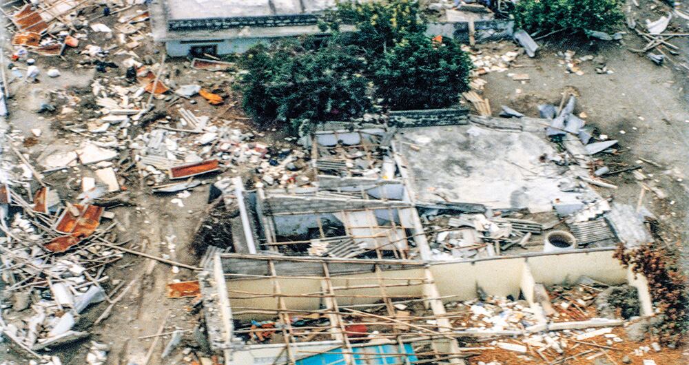 Más de 25.000 personas murieron. 