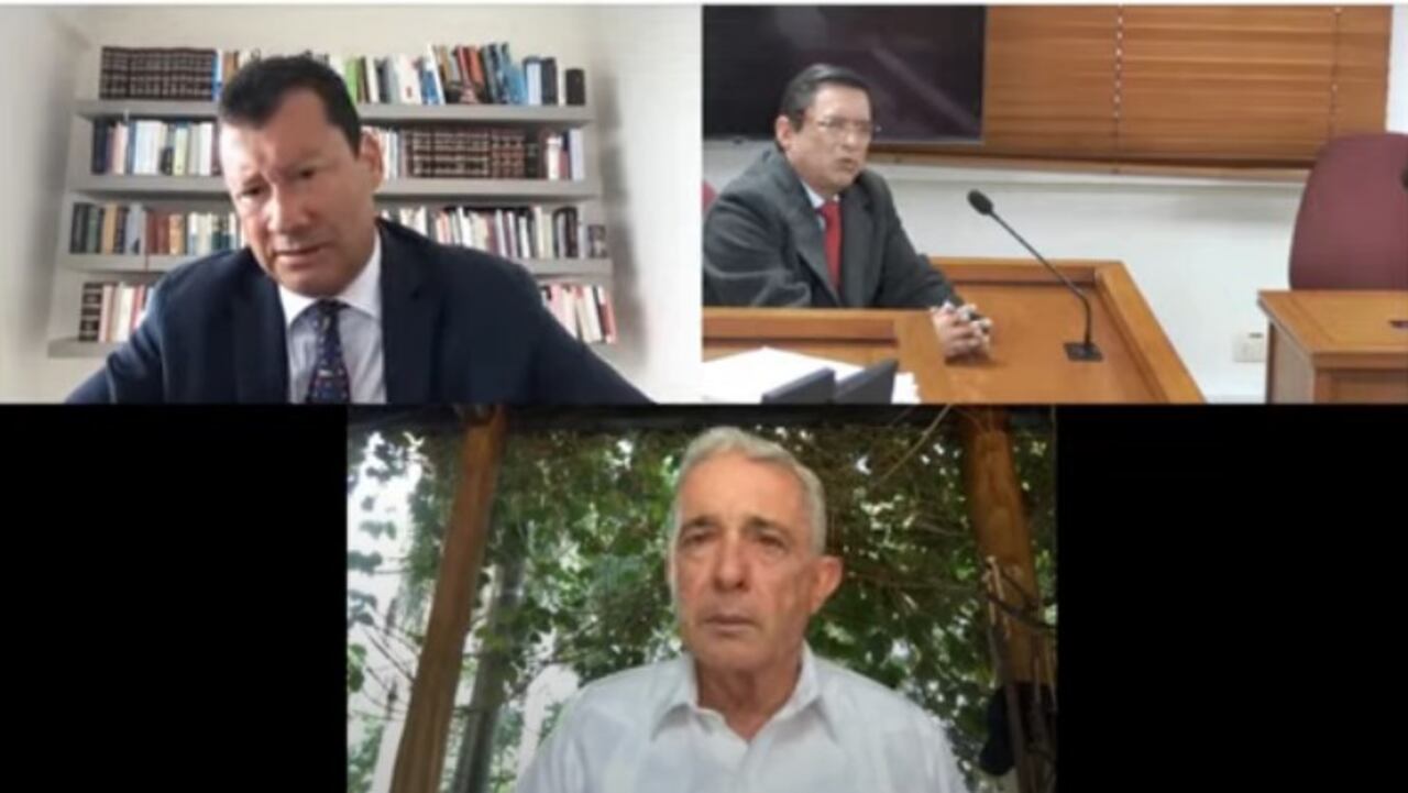 Este lunes se reanudó el juicio en contra del expresidente Álvaro Uribe Vélez.