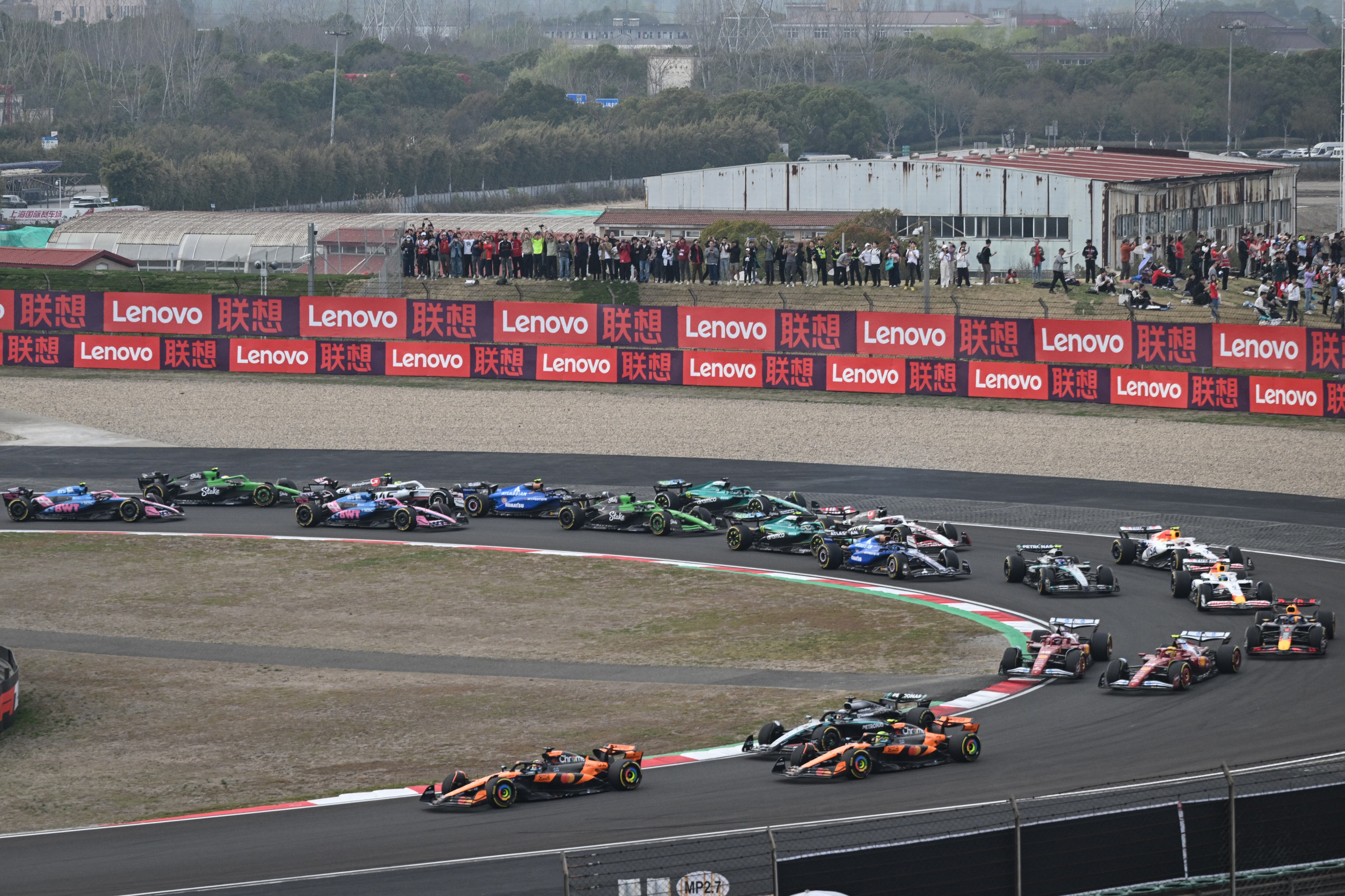 El piloto australiano de McLaren, Oscar Piastri, lidera durante el Gran Premio de China de Fórmula 1 en el Circuito Internacional de Shanghái, el 23 de marzo de 2025. (Foto de Jade GAO / AFP)