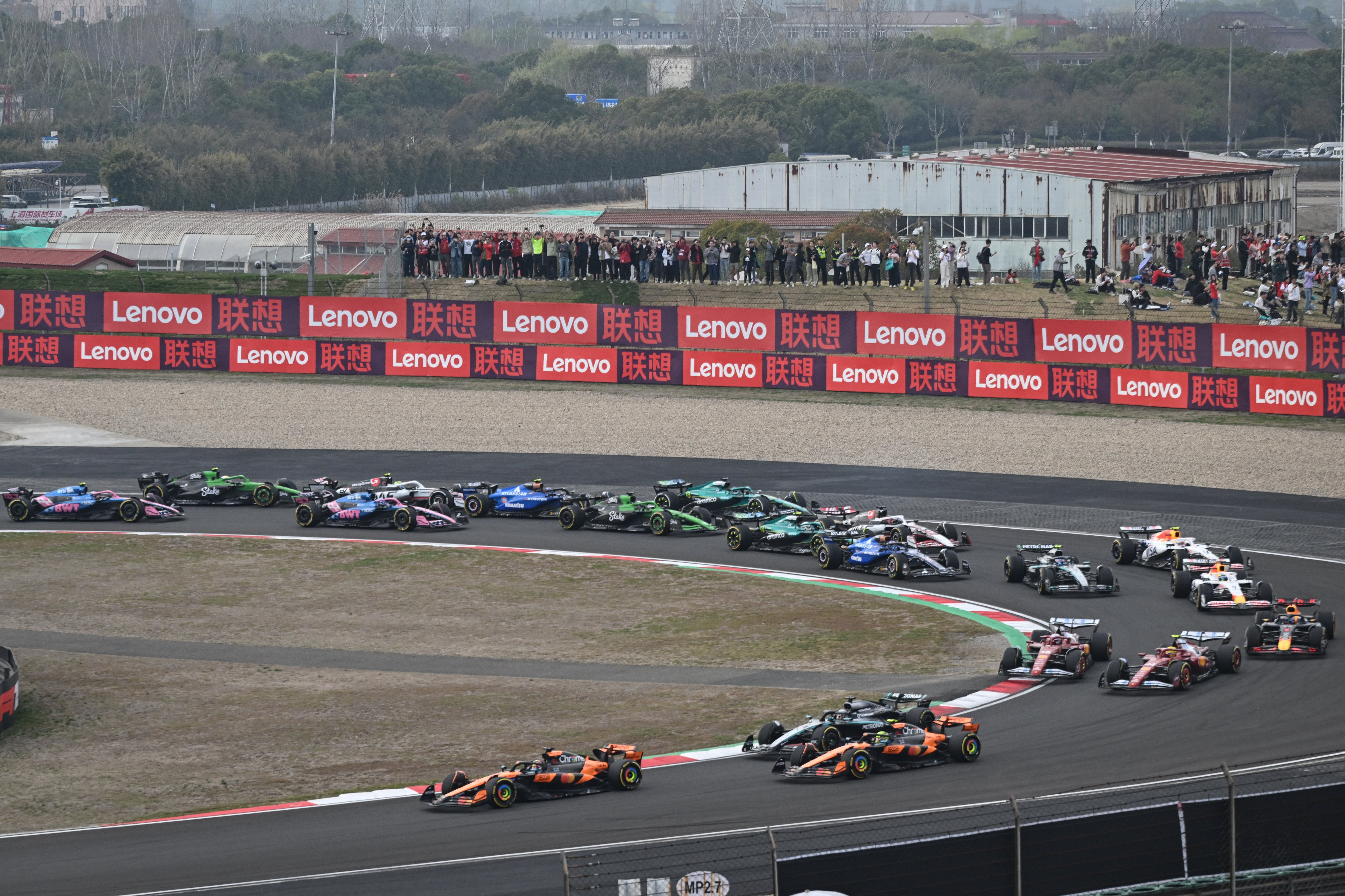 El piloto australiano de McLaren, Oscar Piastri, lidera durante el Gran Premio de China de Fórmula 1 en el Circuito Internacional de Shanghái, el 23 de marzo de 2025. (Foto de Jade GAO / AFP)