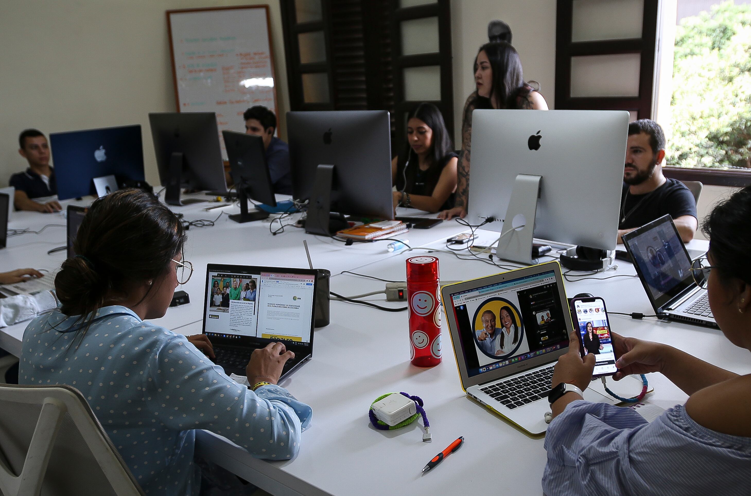 Sede Campaña Rodolfo Hernández equipo de redes