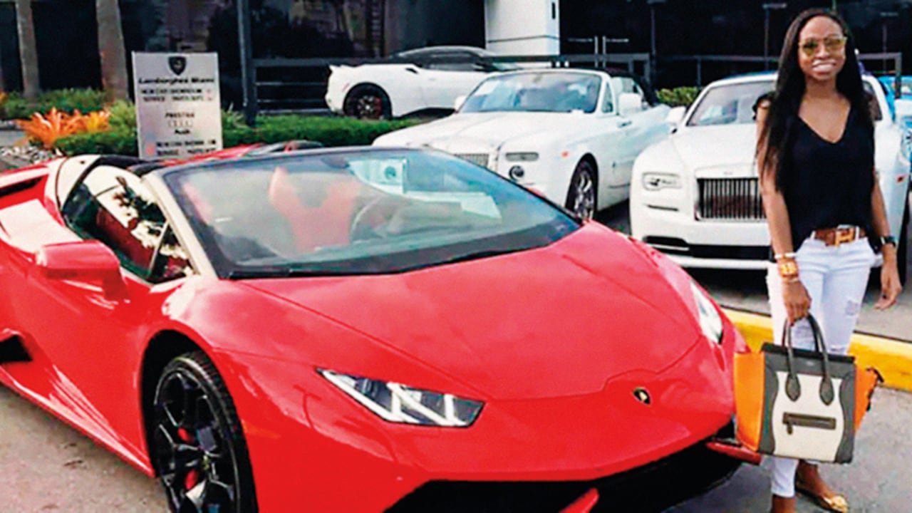 Jenny Ambuila, hija de Omar Ambuila, posando con su Lamborghini.