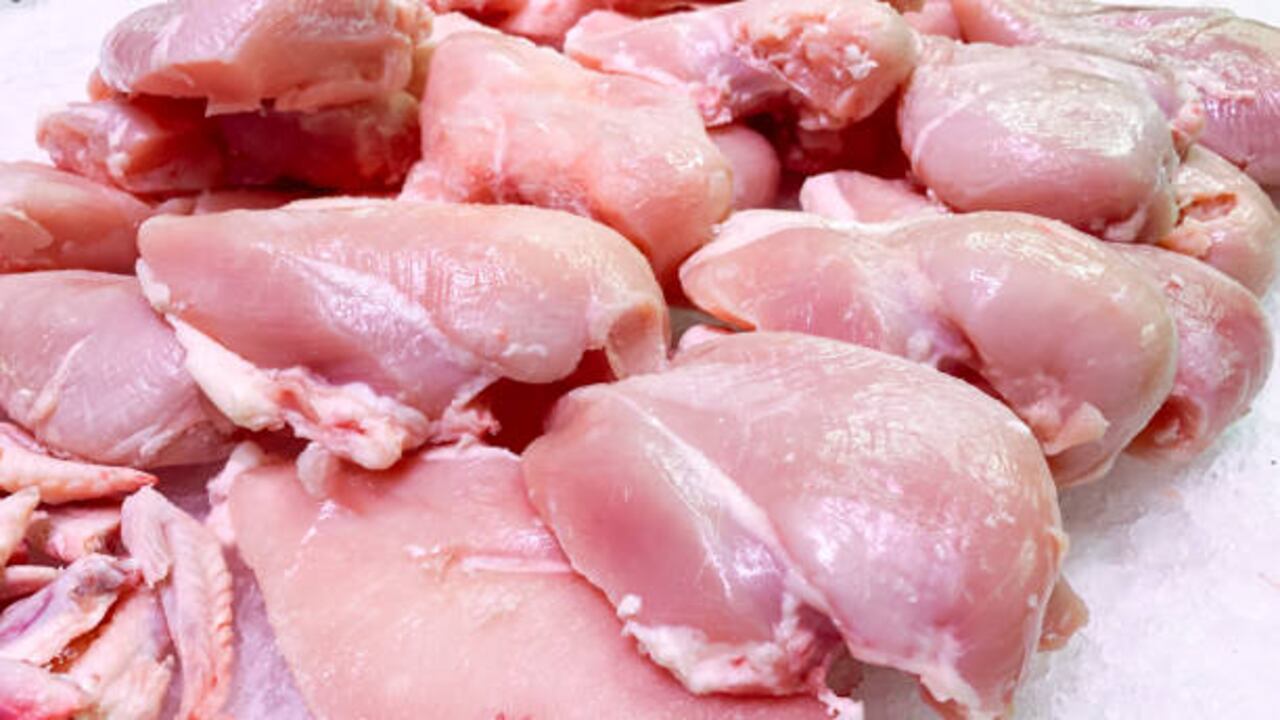 El pollo en cuestión presenta pedazos de metal