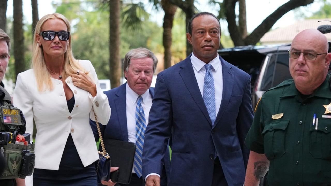 El golfista Tiger Woods llegó junto a Vanessa Trump a la audiencia de declaración en el caso de conducción bajo los efectos del alcohol, derivado de un accidente con vuelco ocurrido en Florida en marzo.