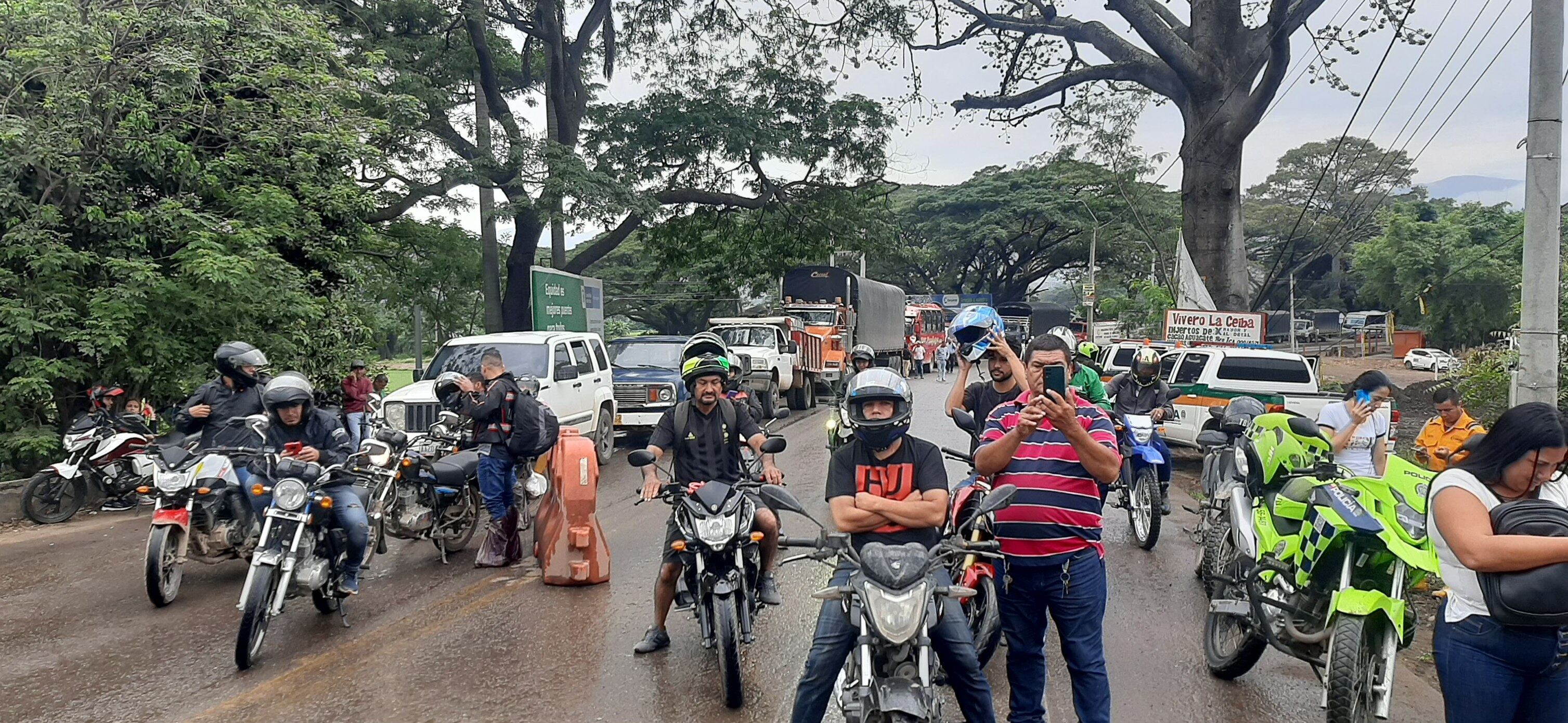 Varios vehículos están represados sin poder pasar.