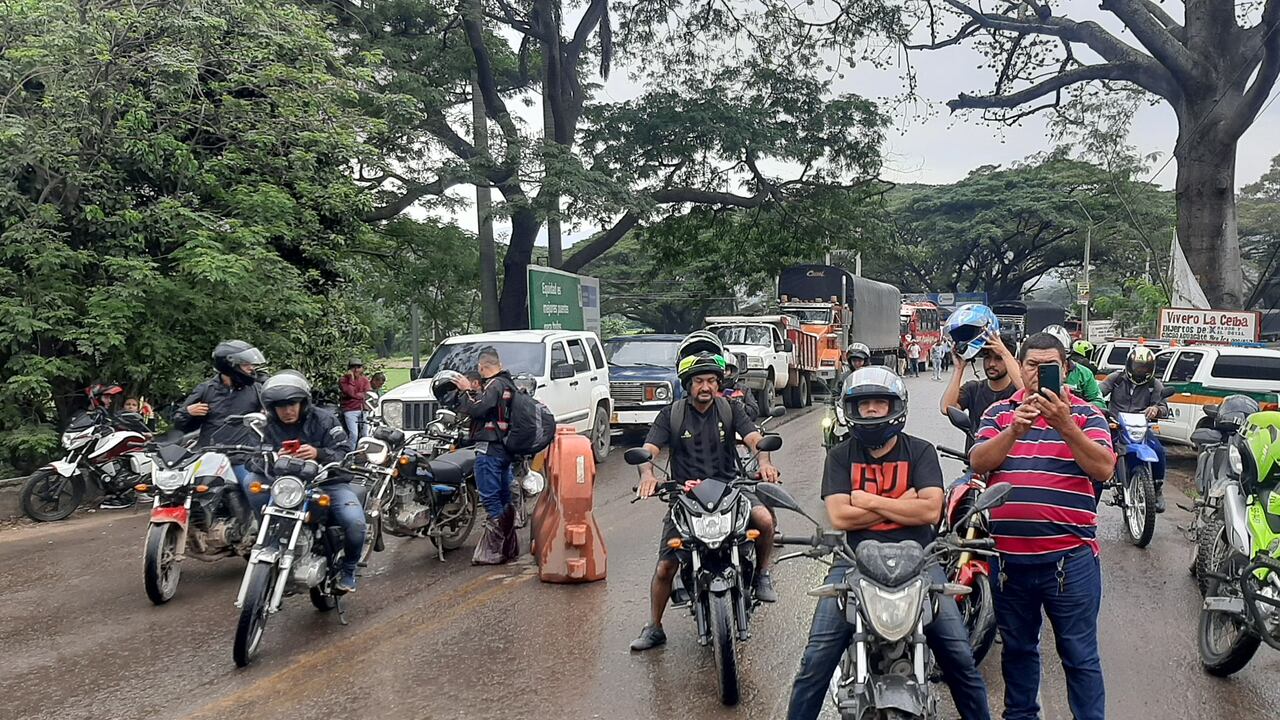 Varios vehículos están represados sin poder pasar.