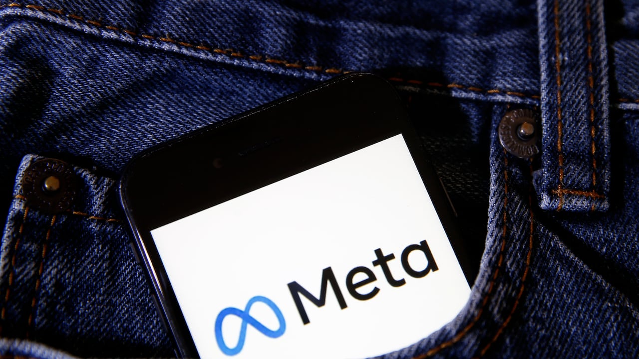 El pasado 28 de octubre se confirmó que el conglomerado tecnológico Facebook Inc., liderado por el millonario estadounidense Mark Zuckerberg, pasó a llamarse Meta. (Ilustración fotográfica de Chesnot / Getty Images)