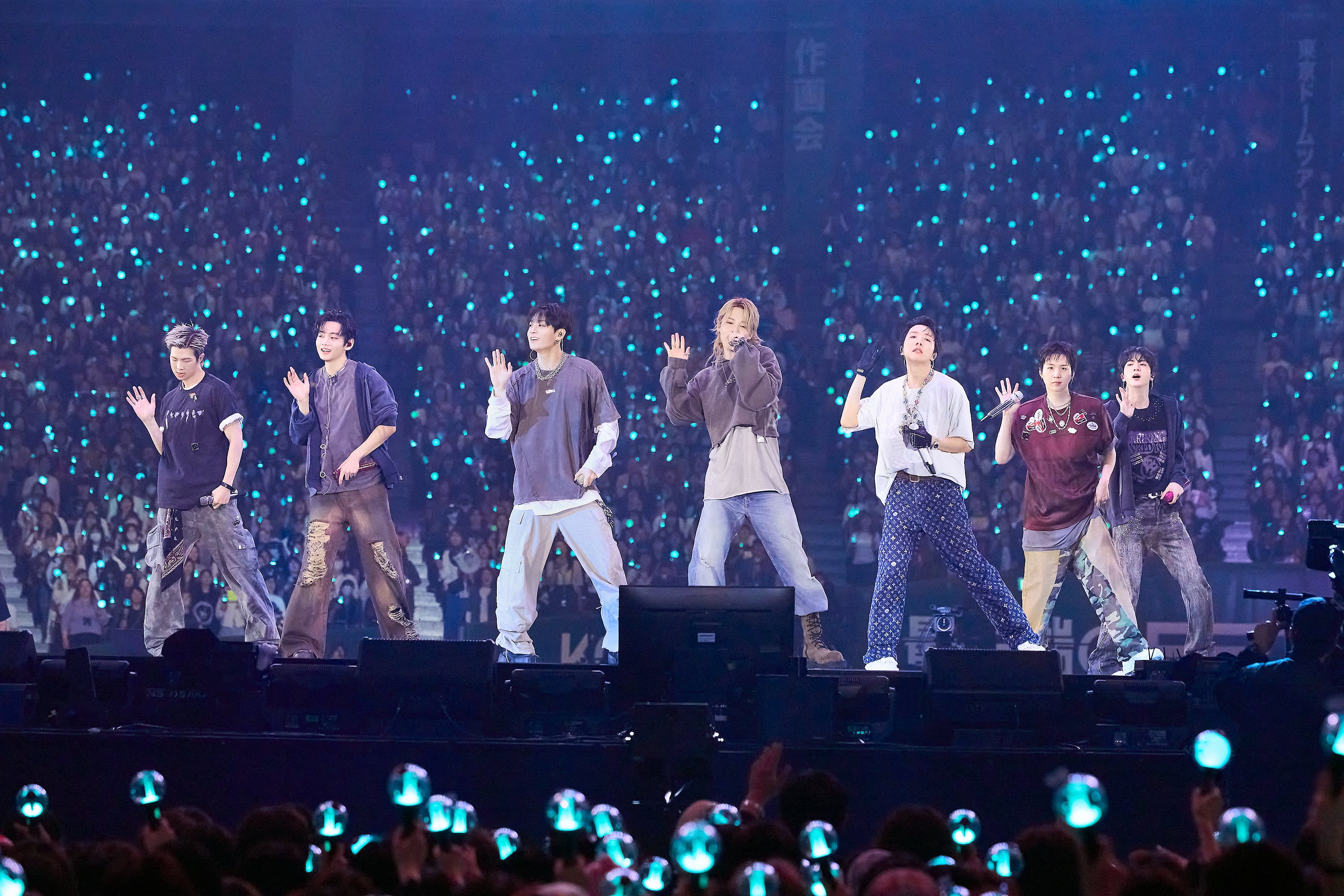 Audiencias de todo el mundo tendrán la oportunidad de disfrutar dos conciertos completos de los íconos globales del pop BTS (RM, Jin, SUGA, j-hope, Jimin, V y Jung Kook), transmitidos en vivo en cines alrededor del mundo.