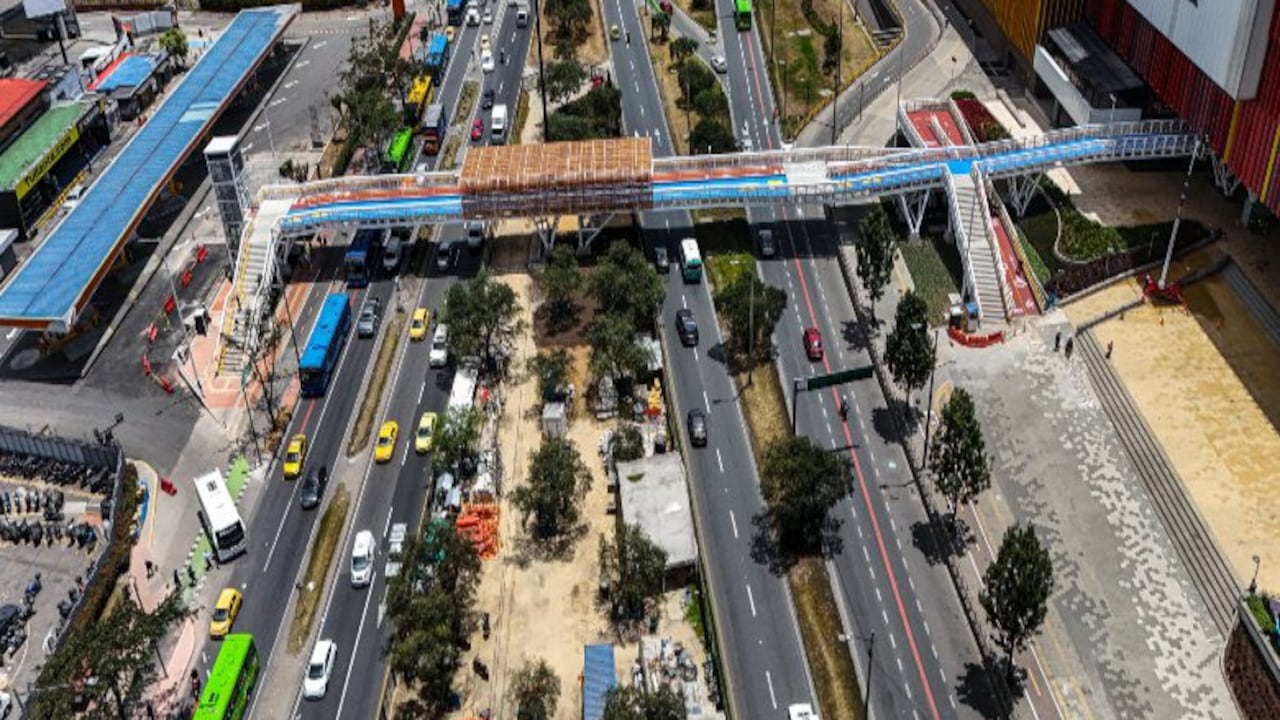El nuevo puente peatonal del centro comercial El Edén ya se encuentra en funcionamiento sobre la avenida Boyacá con calle 12B.