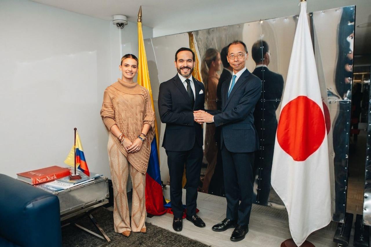 Ana Lucía Pineda, primera dama; Abelardo De La Espriella, presidente electo; y el embajador de Japón en Colombia, Shimizu Toru.