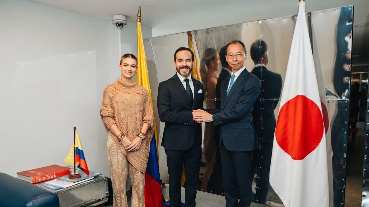 Ana Lucía Pineda, primera dama; Abelardo De La Espriella, presidente electo; y el embajador de Japón en Colombia, Shimizu Toru.
