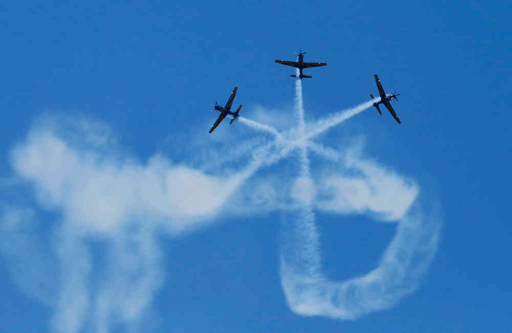 También se llevaron palmas la escudrilla Fumaça de la Fuerza Aérea Brasileña, caracterizada por hacer letras con humo en el cielo, con sus turbohélices Embraer EMB 314 y Super Tucano. Foto: Daniel Reina Romero / SEMANA