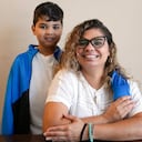 Caren Añez posa con su hijo Lucas Tello, de 10 años, en su apartamento de Orlando, Florida, el miércoles 27 de septiembre de 2023. Añez y su familia de Venezuela están buscando la protección de un estatus de residencia legal temporal conocido como TPS, que les permitiría pedir permiso de trabajo y los protegería de una deportación. (AP Foto/John Raoux)