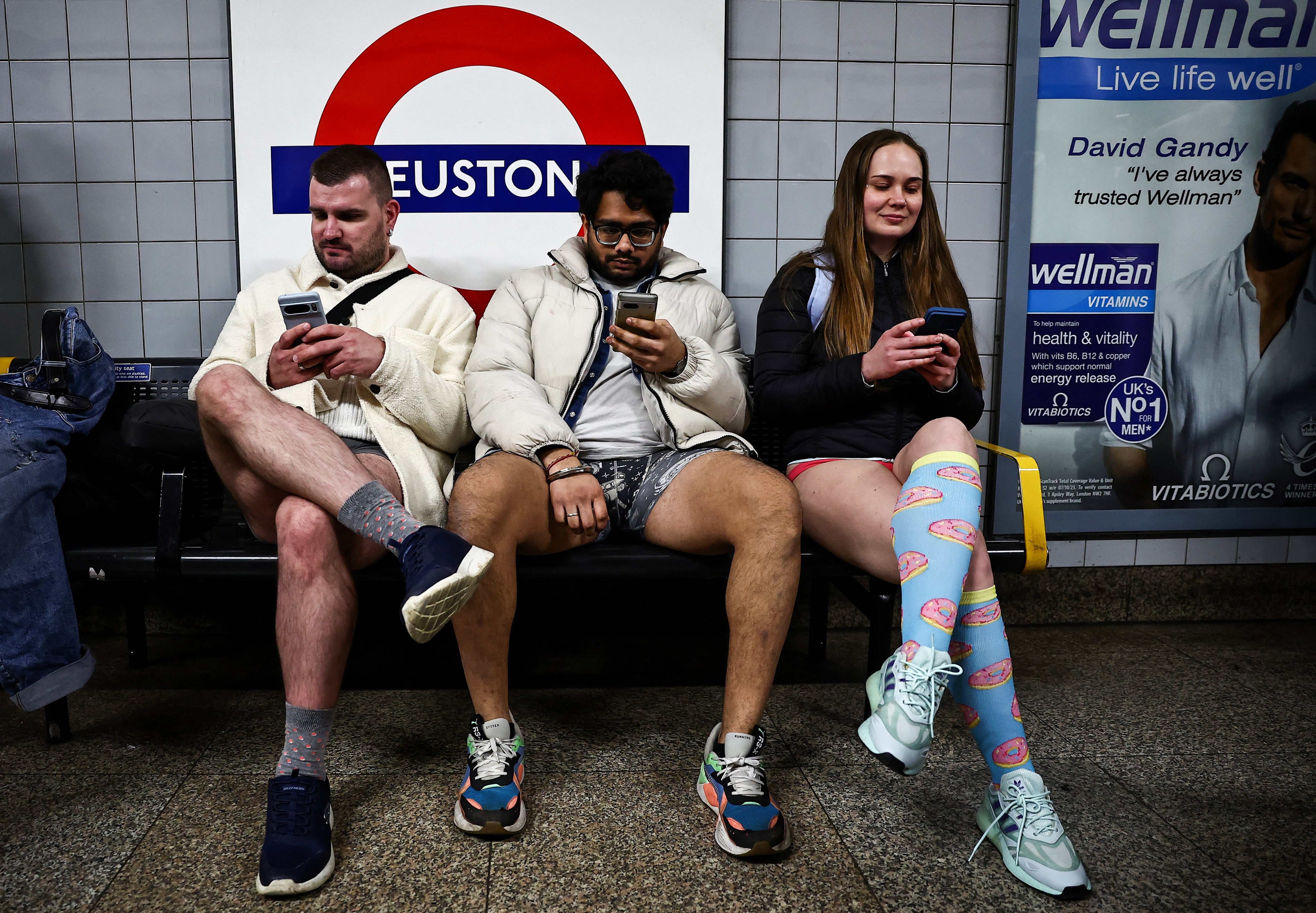 La idea detrás de "No Pants" es que pasajeros al azar suban a un vagón de metro en estaciones separadas en pleno invierno, sin usar pantalones.