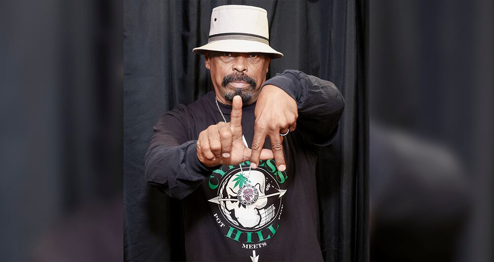 Nacido en 1965, Sen Dog (Senen Reyes) representa a la sangre cubana. Le duele que en el pico de fama tuvo que detenerse, por salud, y por eso está aquí ahora, para contarlo y cantarlo. 