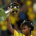 Linda Caicedo de Colombia recibe el premio a la mejor jugadora después del partido final entre Brasil y Colombia como parte de la CONMEBOL Copa América Femenina 2022 en el Estadio Alfonso López el 30 de julio de 2022 en Bucaramanga, Colombia.