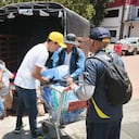 Cadenas humanas en la Escuela Nacional del Deporte facilitaron la descarga y organización de las ayudas humanitarias recibidas mediante las donaciones.