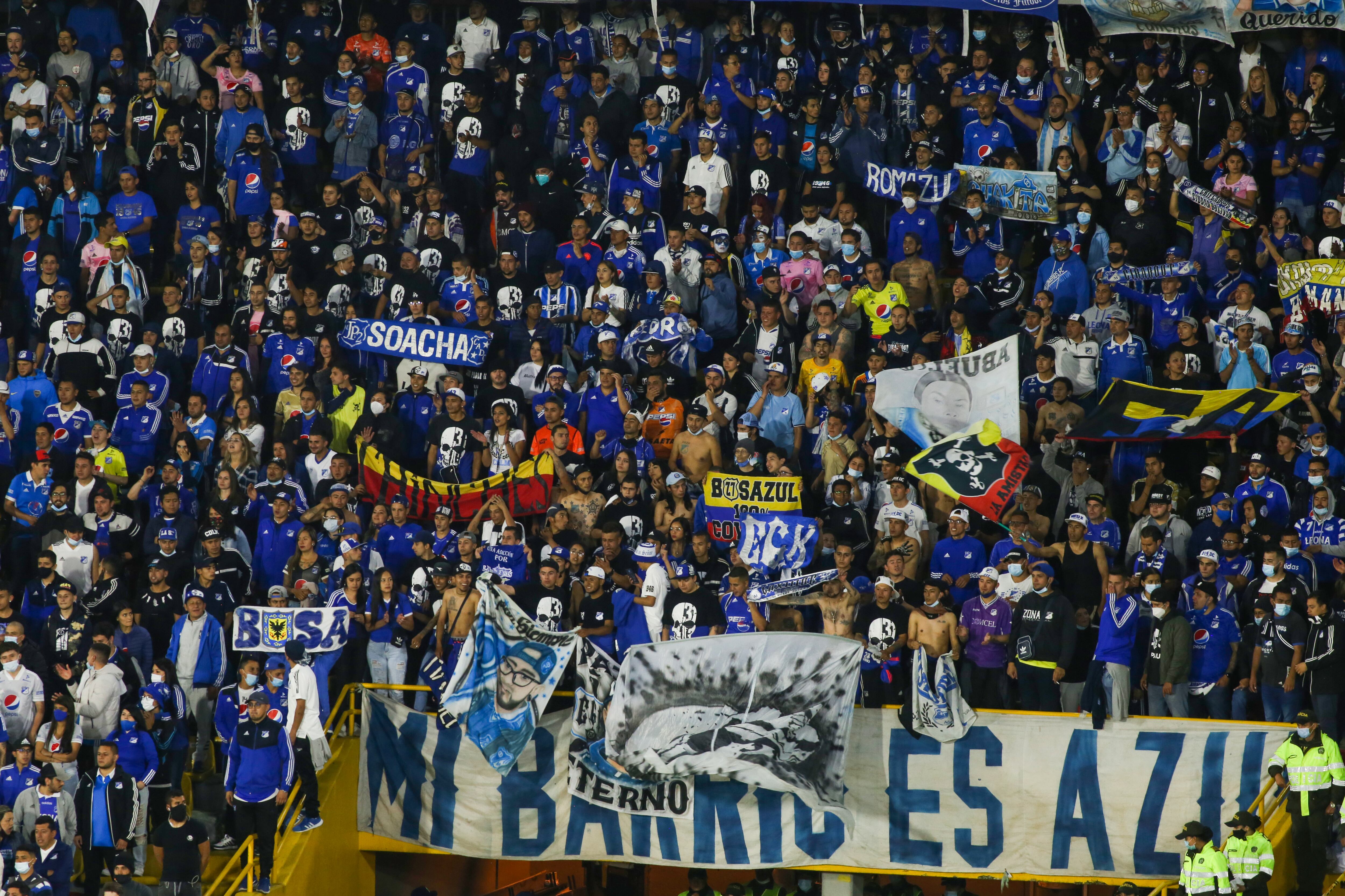 Hinchas de Millonarios en el Estadio El Campín de Bogotá