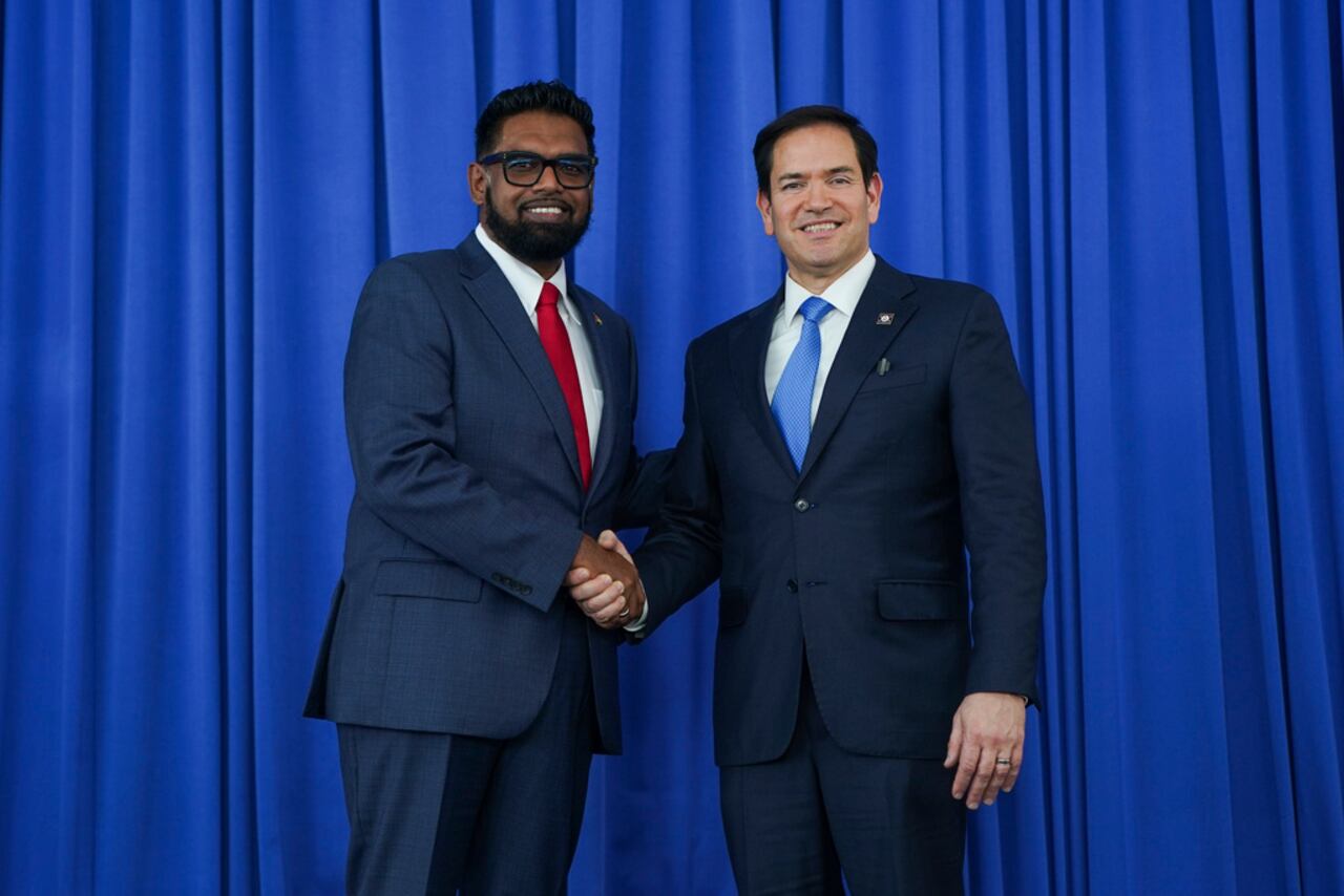 El presidente guyanés, Mohamed Irfaan Ali, y el secretario de Estado estadounidense, Marco Rubio, se estrechan la mano al reunirse en Georgetown, Guyana, el jueves 27 de marzo de 2025. (Foto: Nathan Howard/Pool vía AP)