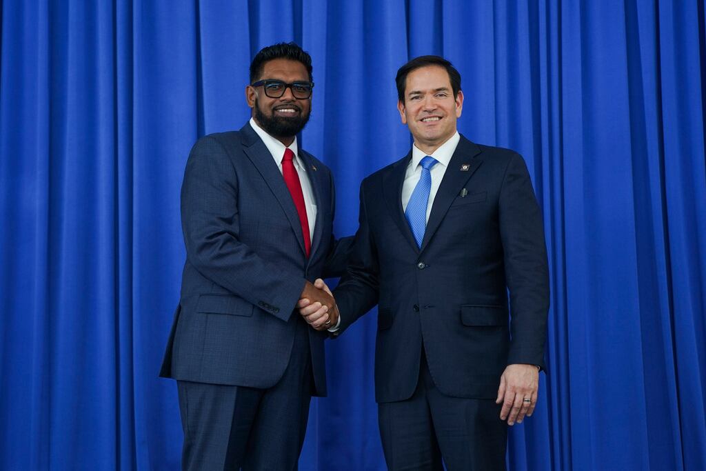 El presidente guyanés, Mohamed Irfaan Ali, y el secretario de Estado estadounidense, Marco Rubio, se estrechan la mano al reunirse en Georgetown, Guyana, el jueves 27 de marzo de 2025. (Foto: Nathan Howard/Pool vía AP)