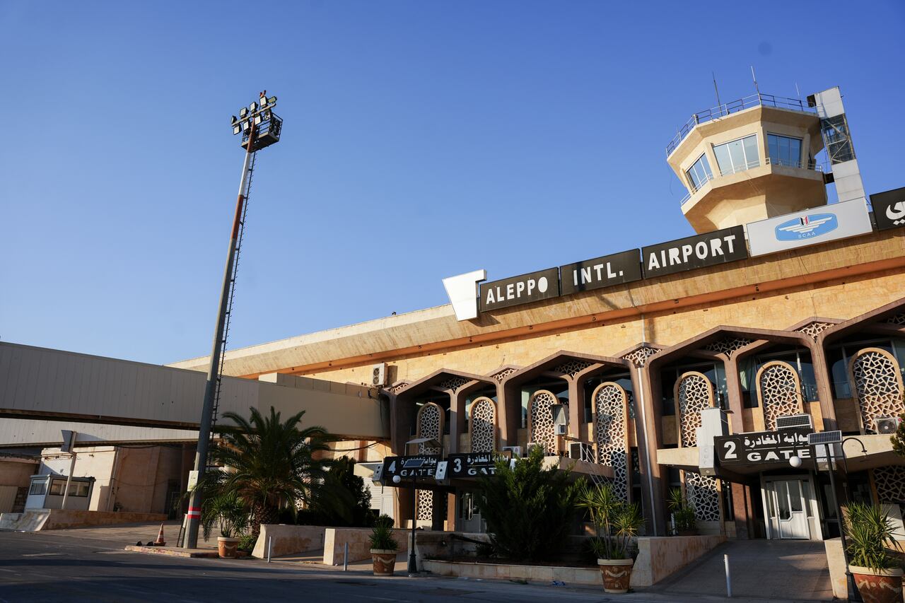 Las Fuerzas Armadas de la Oposición tomaron el control del Aeropuerto Internacional de Alepo tras enfrentamientos con el Ejército sirio el 30 de noviembre de 2014.