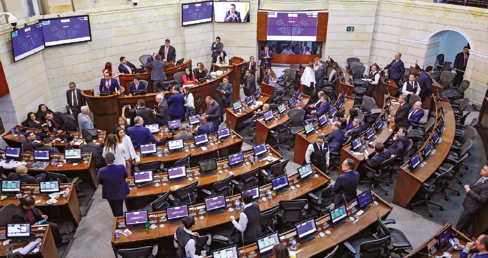 La reforma política que discute el Congreso tiene tres propósitos: acabar con el voto preferente y establecer las listas cerradas; incrementar la participación de la mujer; y garantizar que las regiones olvidadas del país tengan una mayor representatividad. 
