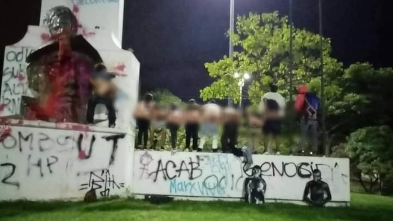 La estatua quemada y vandalizada de Andrés López de Galarza, fundador de Ibagué