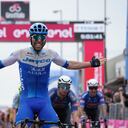 Michael Matthews al momento de cruzar la meta en la etapa 3