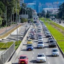 Tráfico pesado en una calle con edificios al fondo (Calle 92 Bogotá)