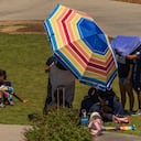 Los estudiantes intentan protegerse de la luz del sol en los jardines del Observatorio Griffith en Los Ángeles el viernes 14 de julio de 2023. Más de un tercio de los estadounidenses están bajo avisos, alertas y advertencias de calor extremo a medida que continúa una ola de calor abrasadora en el suroeste y California.