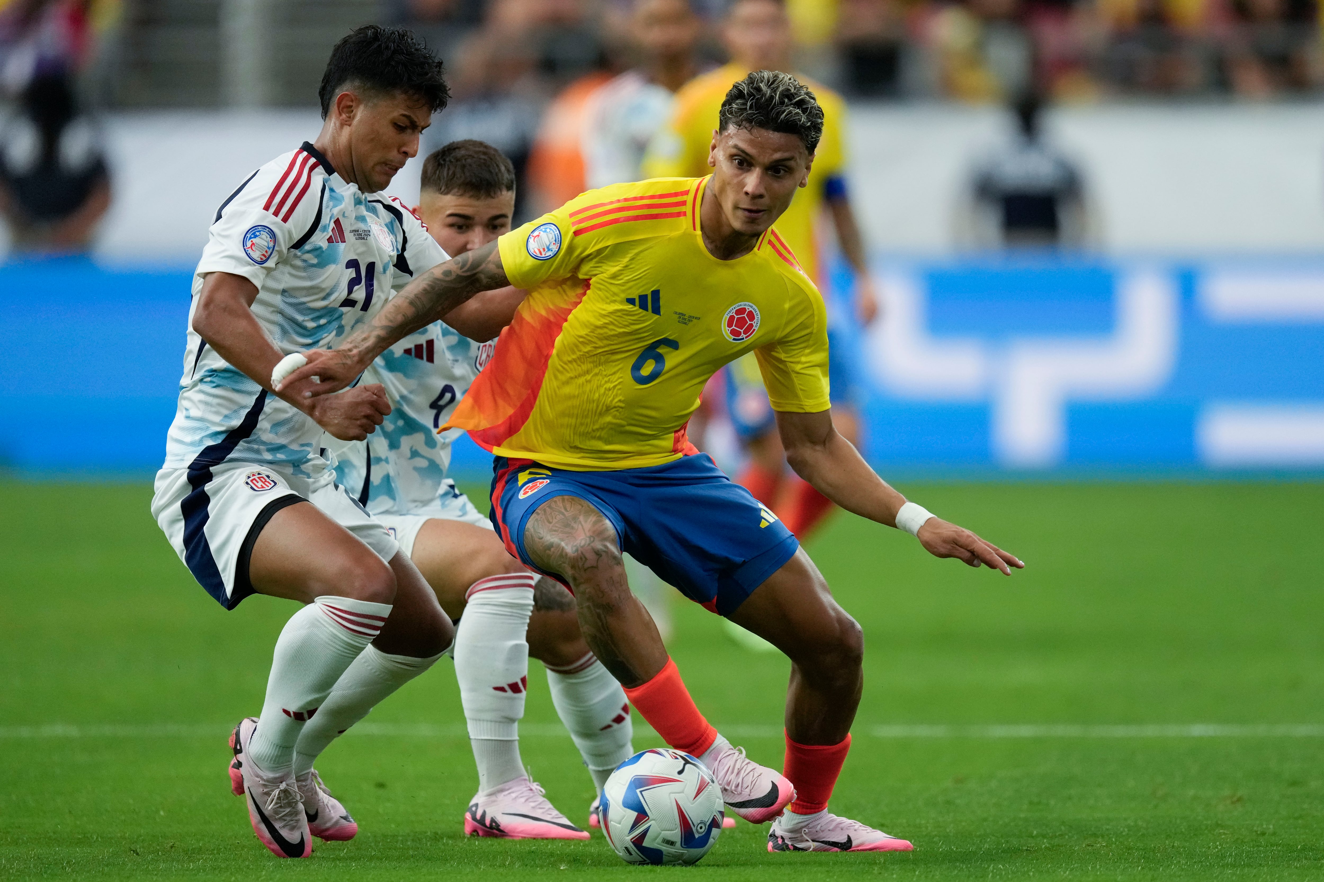 Colombia's Richard Rios, right, and Costa Rica's Alvaro Zamora battle for the ball during a Copa America Group D soccer match in Glendale, Ariz., Friday, June 28, 2024. (AP Photo/Matt York)