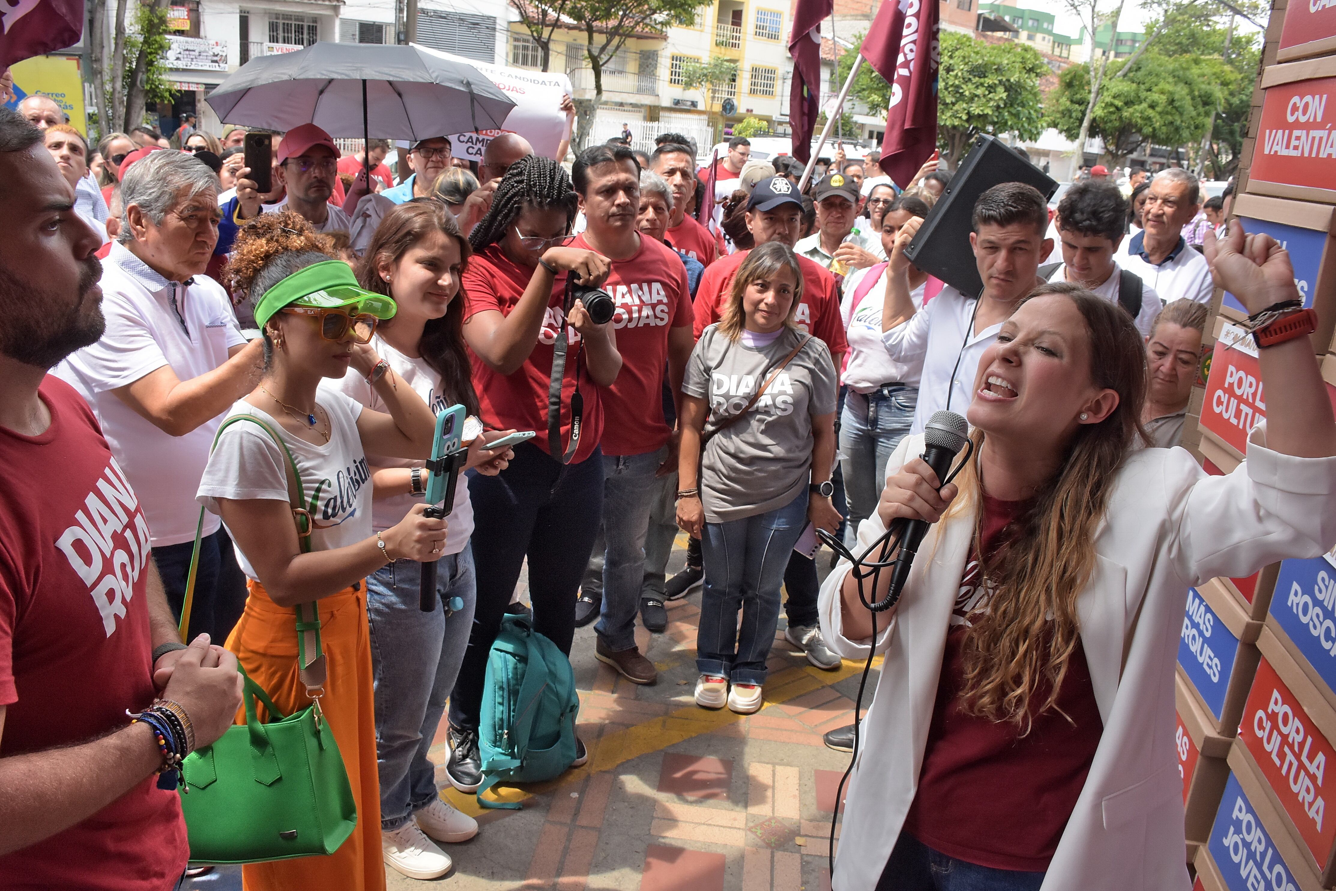 En la Registraduría de los cámbulos Junto a cientos de seguidores, Diana Rojas Inscribió su candidatura a la Alcaldía de Cali.
