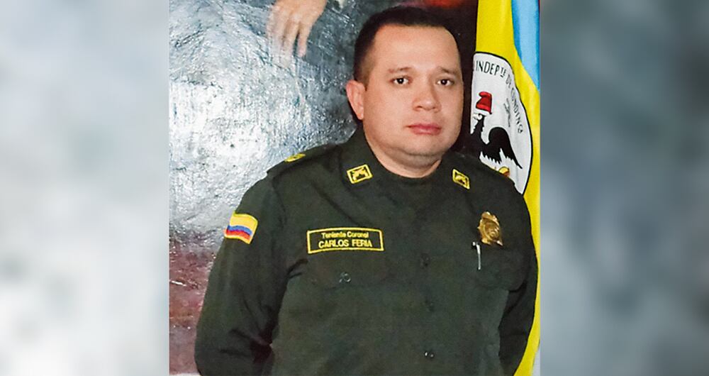   La decisión de la patrullera Dana Canizales de contar toda la verdad ya la tiene en su casa bajo prisión domiciliaria. Por eso, sus excompañeros decidieron seguir su camino. Canizales había señalado al poderoso coronel Carlos Feria, jefe de seguridad del presidente Gustavo Petro.