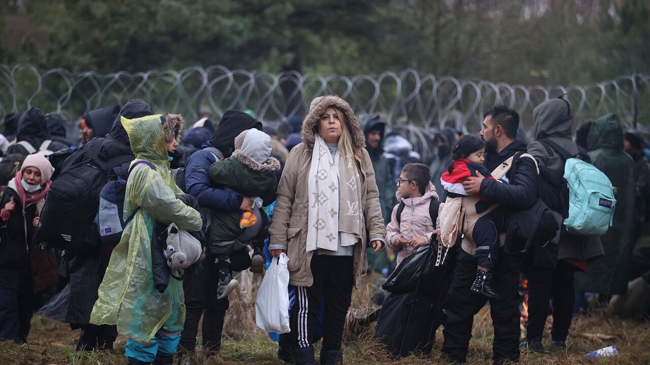 Migrantes de Oriente Medio y otros lugares se reúnen en la frontera entre Bielorrusia y Polonia cerca de Grodno, Bielorrusia, el lunes 8 de noviembre de 2021. Foto AP / Leonid Shcheglov / BelTA.