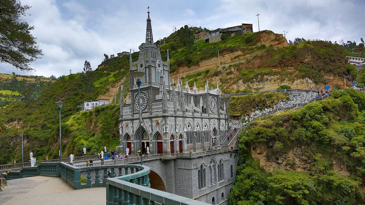 El Santuario Nuestra Señora de Las Lajas es uno de los destinos preferidos por quienes practican el turismo religioso.
