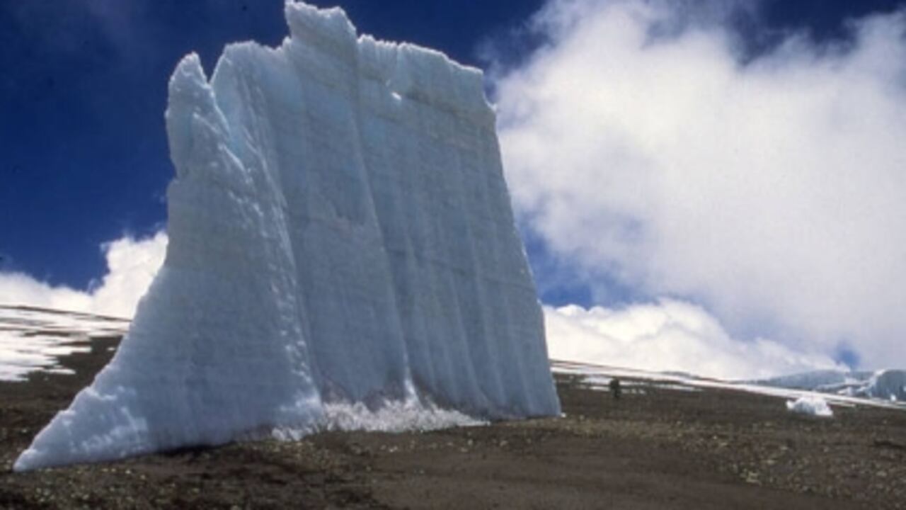 Foto de un pico nevado del Kilimanjaro por Lonnie Thompson de Ohio State University. EE. UU.