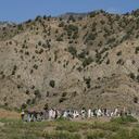 Afganos llevan a un pariente muerto en un terremoto a un lugar de entierro en la aldea de Gayan, en la provincia de Paktika, Afganistán, el jueves 23 de junio de 2022. Un poderoso terremoto sacudió una región montañosa y escarpada del este de Afganistán el miércoles temprano, aplastando piedras y barro. casas de ladrillo en el terremoto más mortífero del país en dos décadas, informó la agencia estatal de noticias. Foto AP/Ebrahim Nooroozi