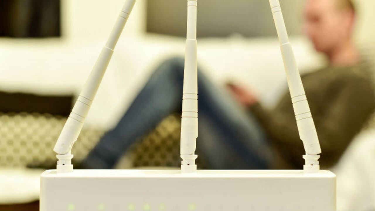 Tener en práctica el apagado a una hora en especial del router, además de mejorar la seguridad de la red y contribuye a un uso más sostenible de energía.