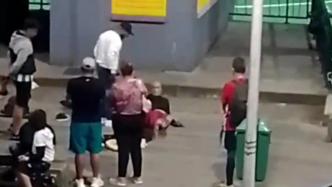 En hechos que han causado indignación, un anciano en condición de habitante de calle, es golpeado por varios hombres en el barrio Castilla, Medellín.
