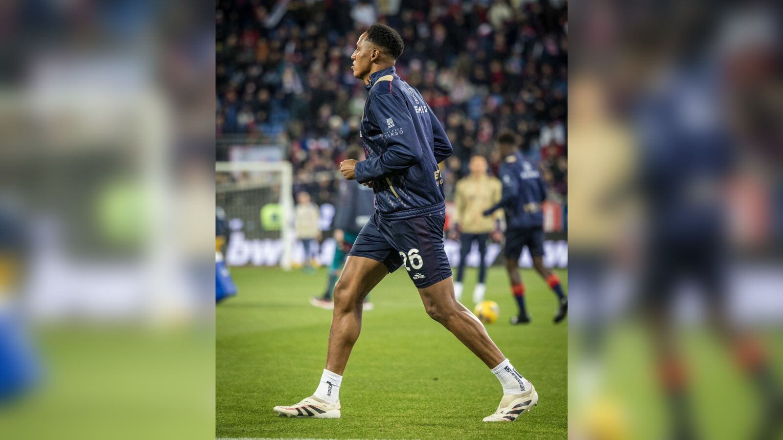 Yerry Mina se retiró lesionado en la derrota del Cagliari ante el Inter de Milán.