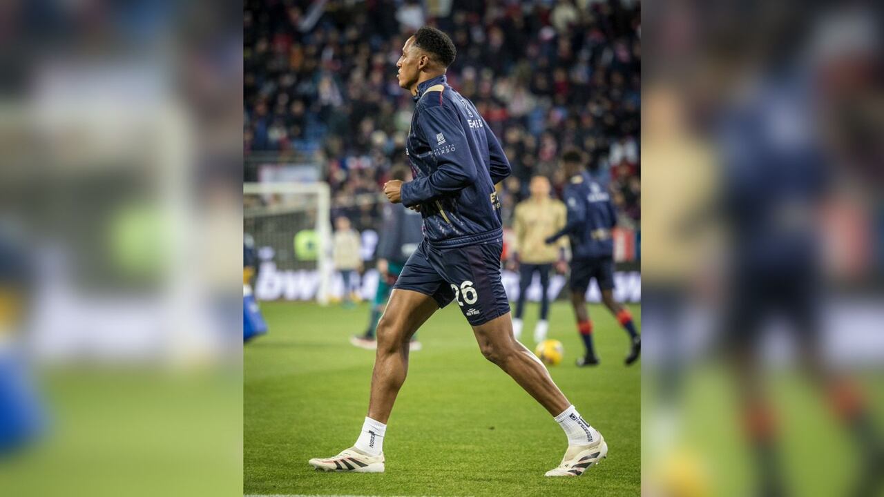 Yerry Mina se retiró lesionado en la derrota del Cagliari ante el Inter de Milán.