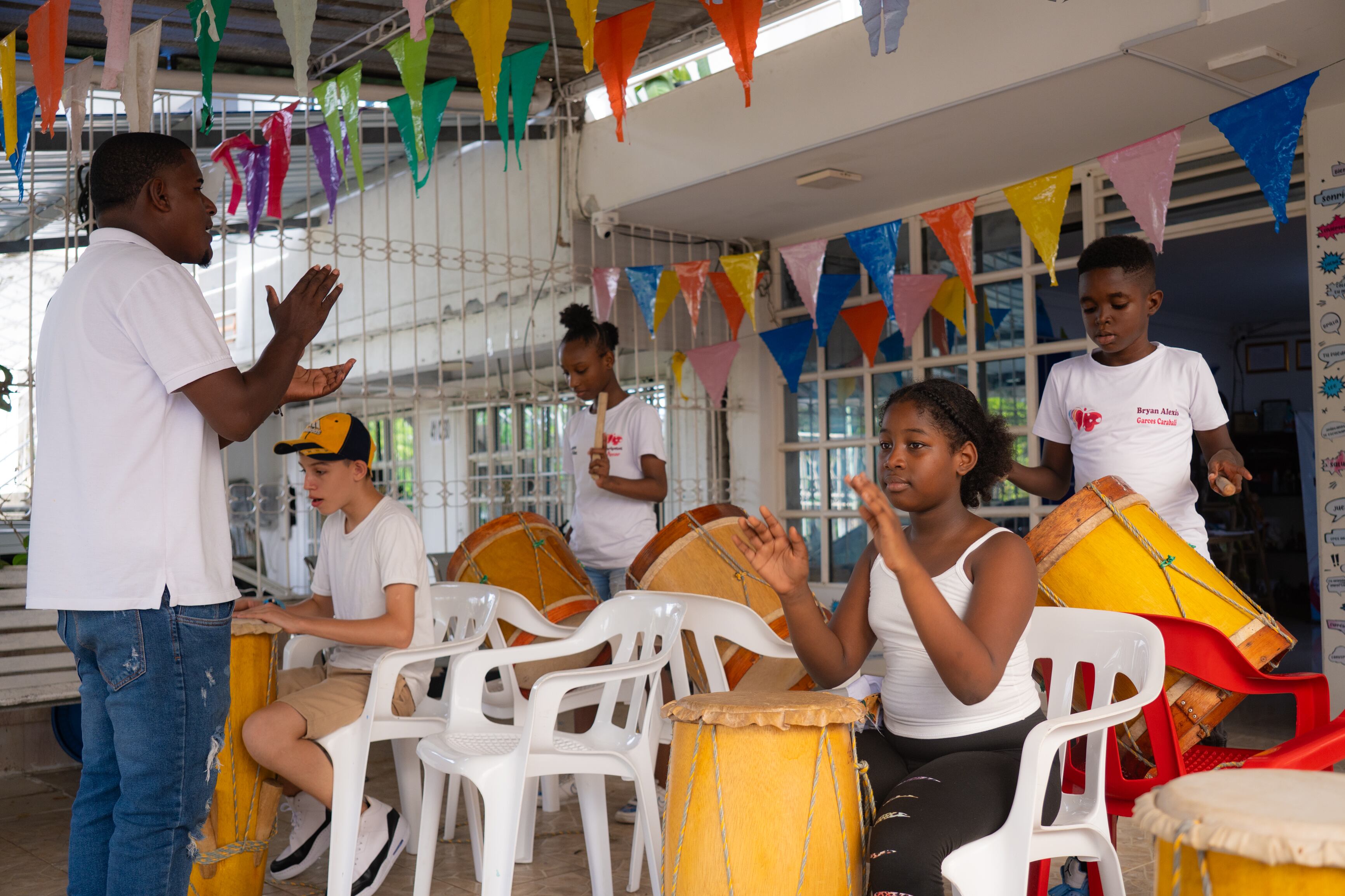Con el tiempo, el club dejó de ser solo un espacio de lectura. Se consolidó como un entorno protector liderado por mujeres afrocolombianas que integra talleres artísticos, acompañamiento psicosocial, escuelas para madres y padres, y formación en emprendimiento femenino.