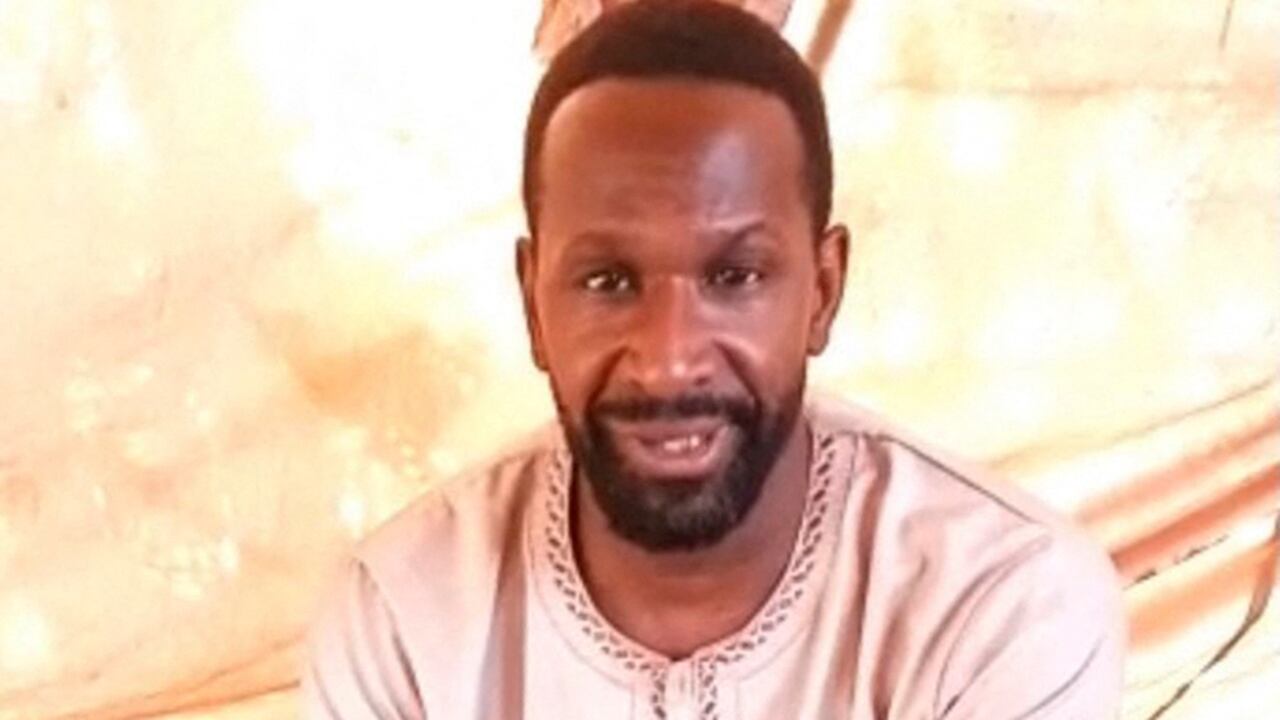 Esta captura de pantalla realizada el 5 de mayo de 2021 a partir de un video de propaganda sin fecha que circula en las redes sociales muestra al periodista francés Olivier Dubois diciendo que fue secuestrado en Mali a principios de abril por un grupo yihadista con vínculos con Al-Qaeda. (Photo by - / social media / AFP) / RESTRICTED TO EDITORIAL USE - MANDATORY CREDIT "AFP PHOTO / social media " - NO MARKETING - NO ADVERTISING CAMPAIGNS - DISTRIBUTED AS A SERVICE TO CLIENTS