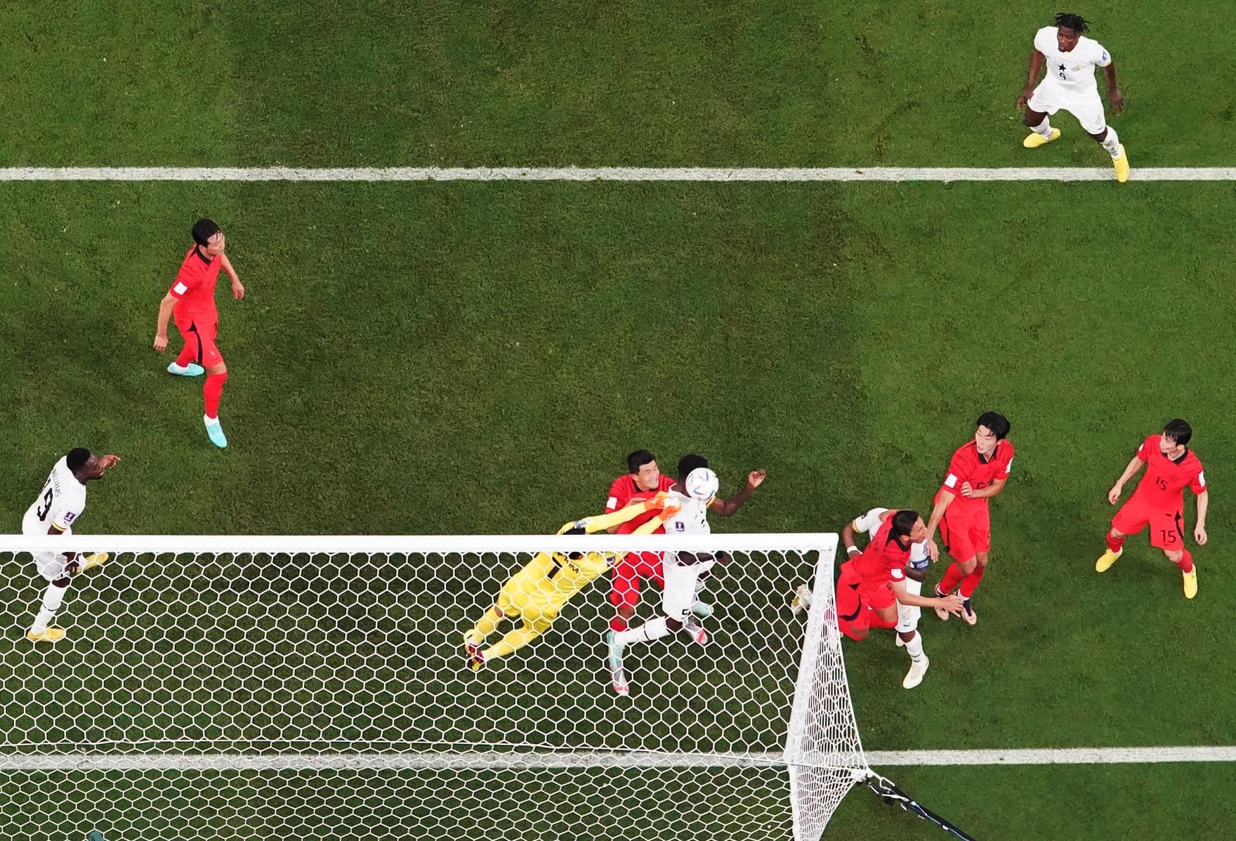 Soccer Football - FIFA World Cup Qatar 2022 - Group H - South Korea v Ghana - Education City Stadium, Al Rayyan, Qatar - November 28, 2022  South Korea's Kim Seung-gyu and Kim Min-jae in action with Ghana's Thomas Partey REUTERS/Kai Pfaffenbach