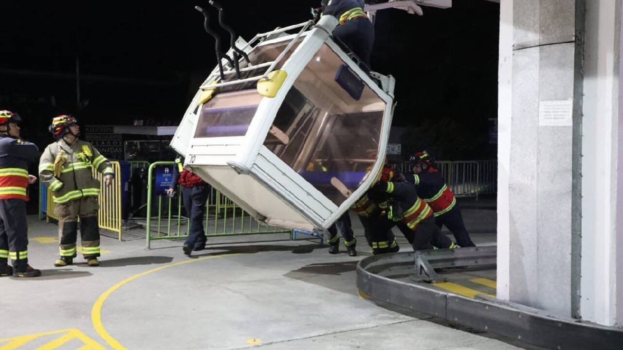 Los bomberos de Quito lograron rescatar con vida a todos los pasajeros del aparato