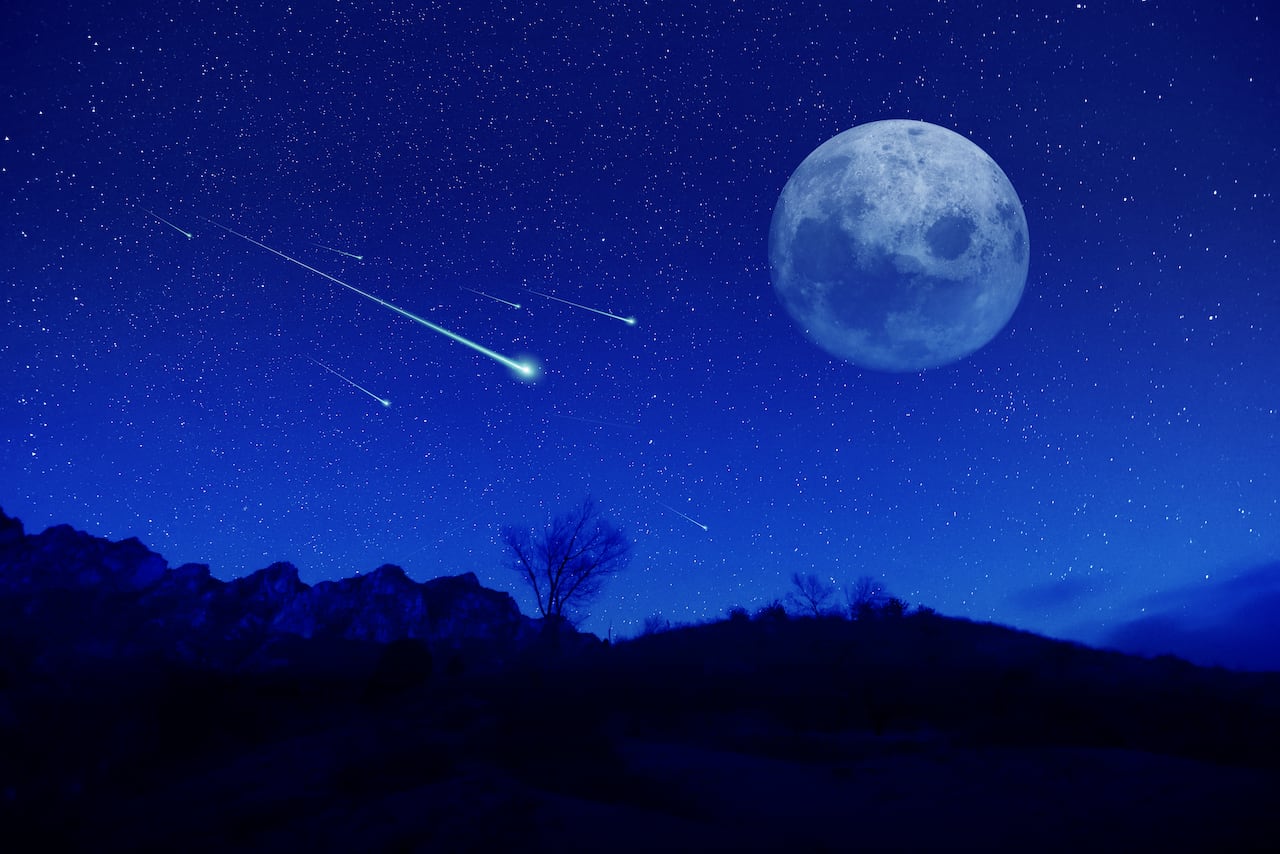 Lluvia meteorológica en la noche.