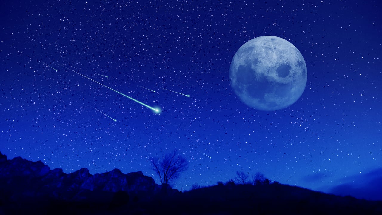 Lluvia meteorológica en la noche.