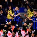 El delantero argentino Lautaro Martínez celebra con sus compañeros la clasificación del Inter de Milán a la final de la Copa de Italia. Foto: AFP
