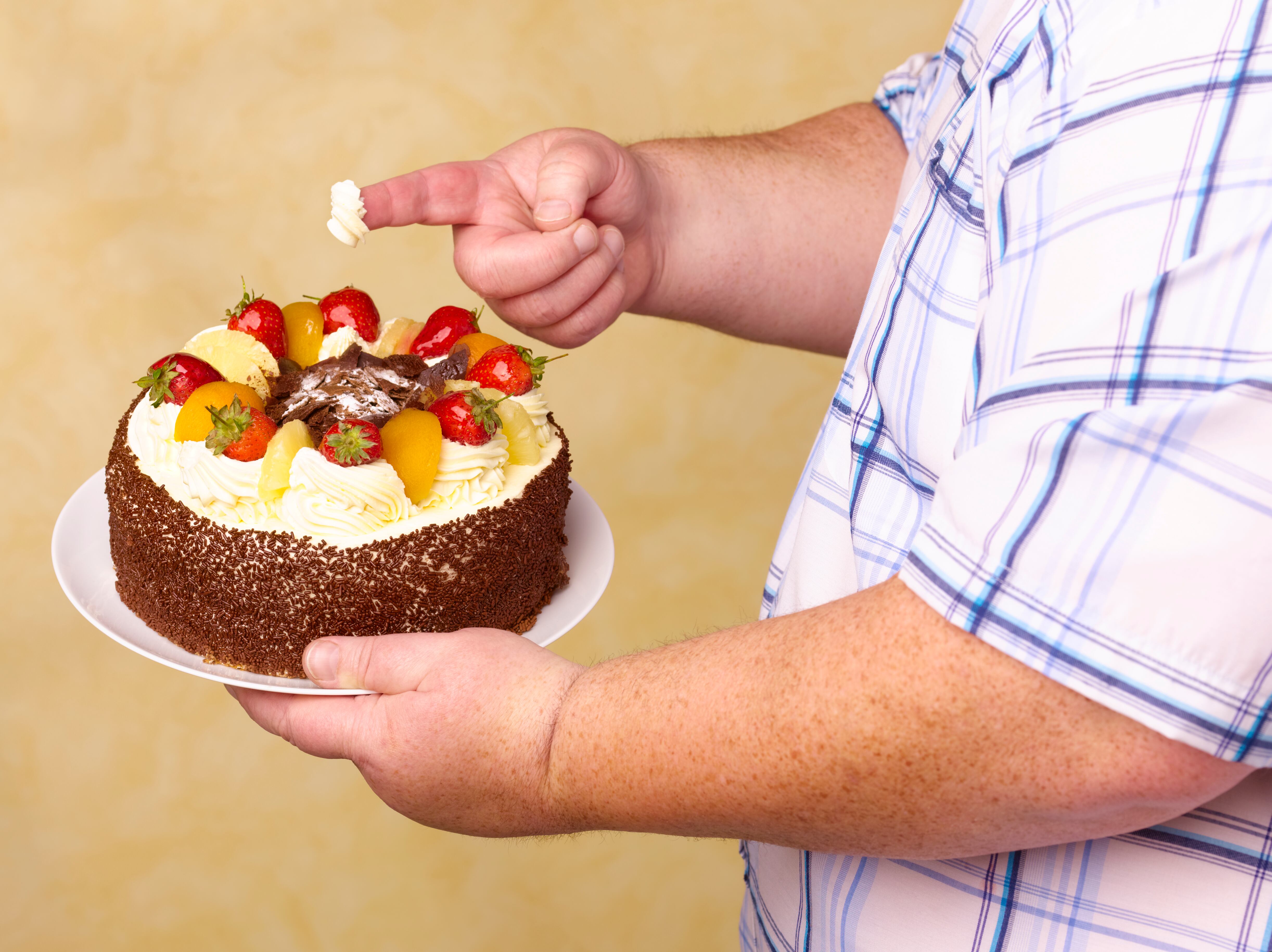 Persona con diabetes come pastel